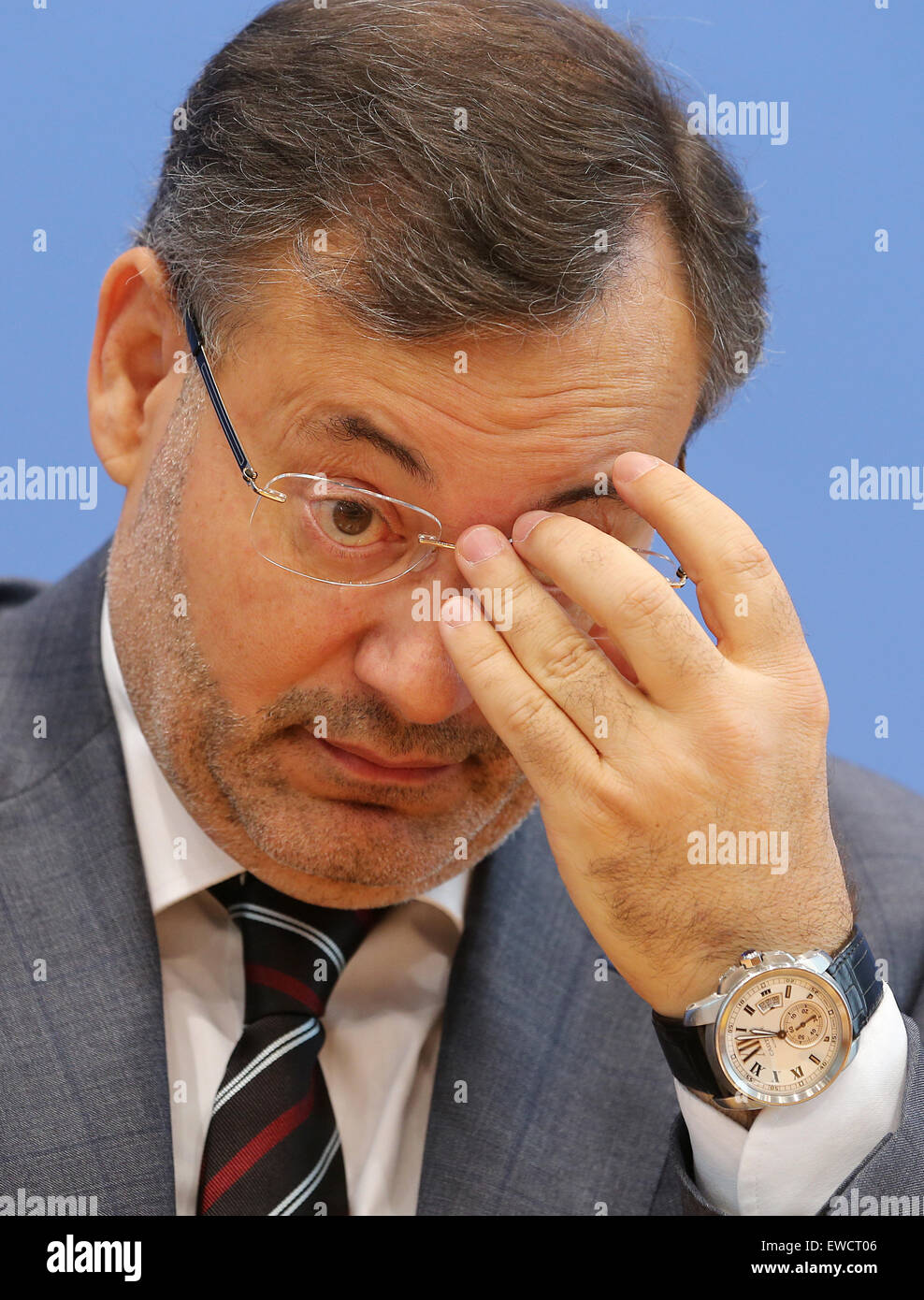 Berlin, Deutschland. 23. Juni 2015. Ahmed Mansour, ägyptische TV-Journalist aus dem Sender Al Jazeera, sitzt auf einer Pressekonferenz in der Bundespressekonferenz in Berlin, Deutschland, 23. Juni 2015. Mansour spricht über seine umstrittene Festnahme in Berlin am 20. Juni 2015. Foto: WOLFGANG KUMM/Dpa/Alamy Live News Stockfoto