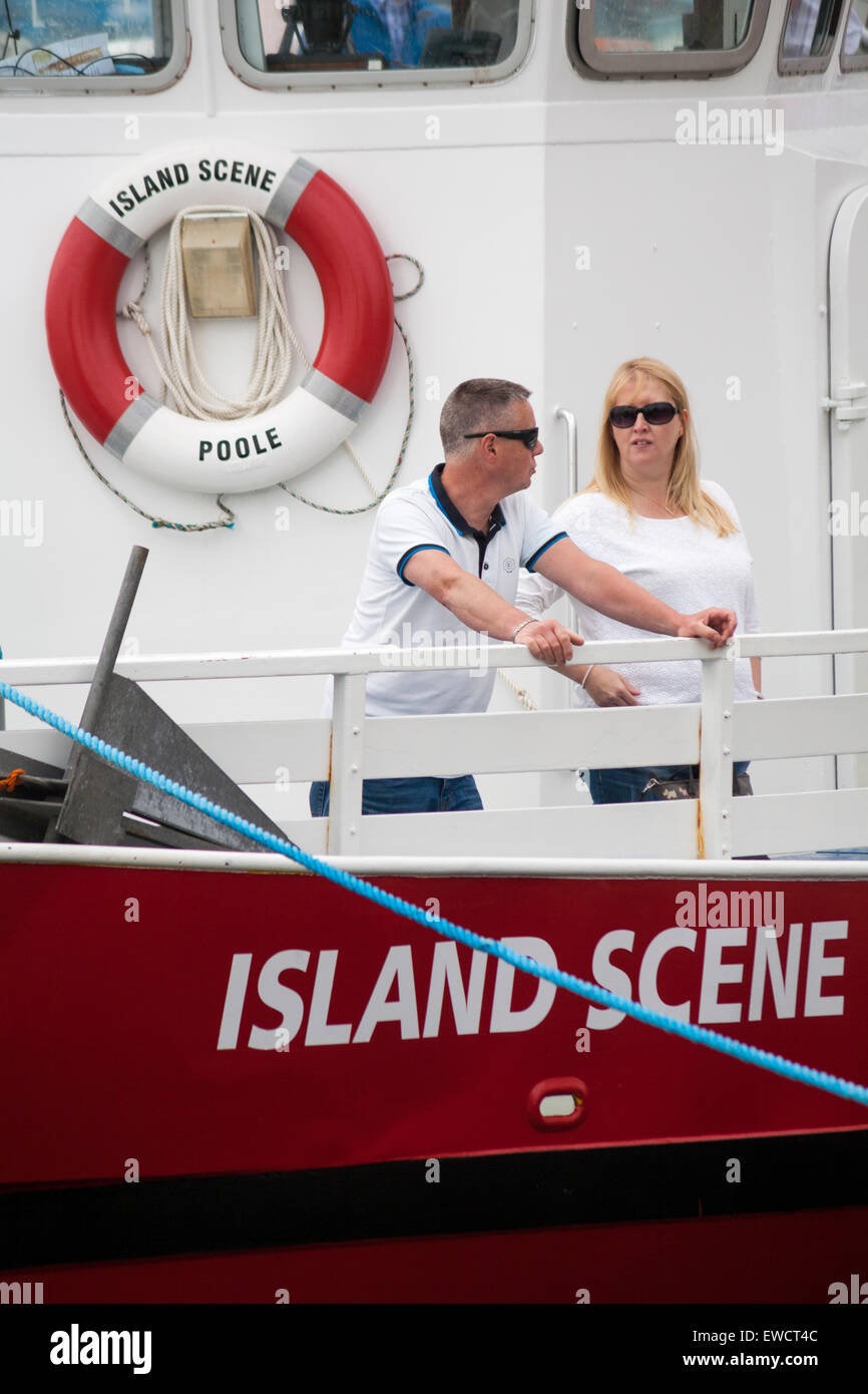 Paar auf Vergnügen stehen cruise Boot die Insel Szene in Poole Quay im Juni vor Anker Stockfoto