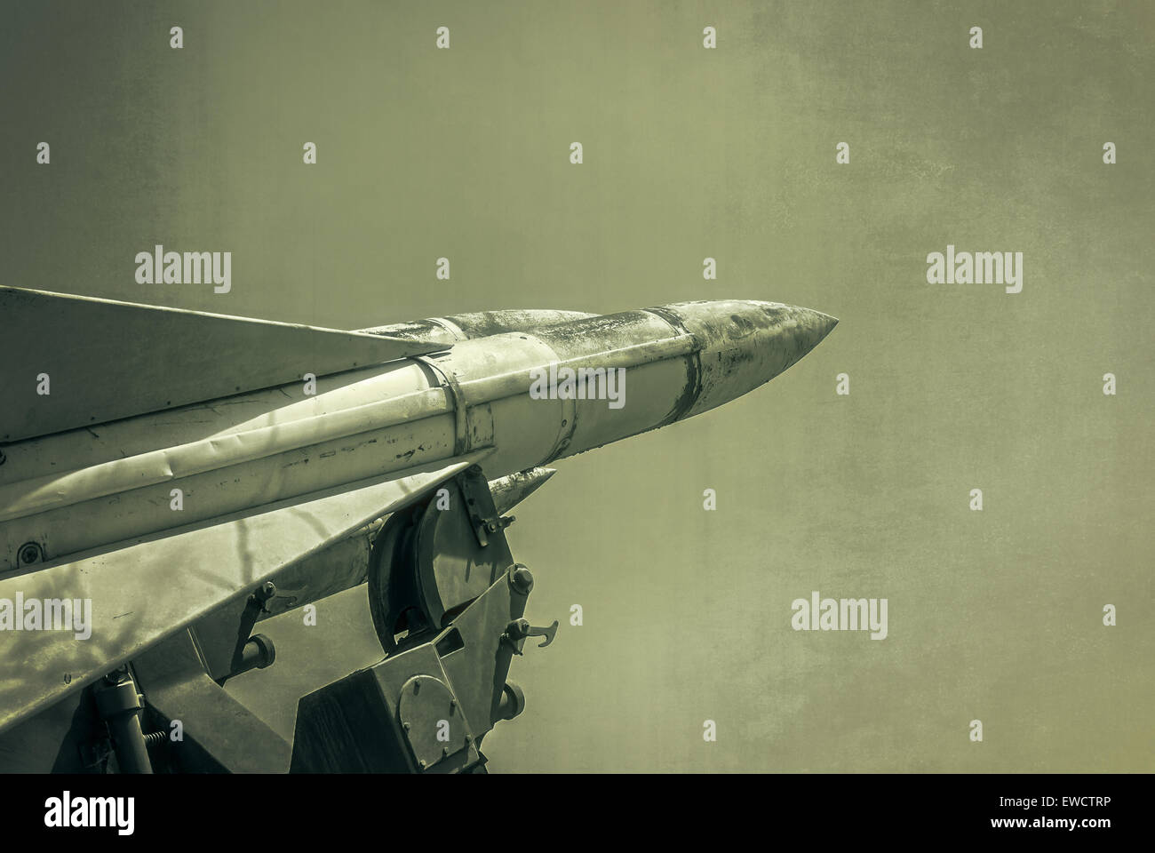Alte russische Flak Verteidigung Rocket Launcher Raketen. Grunge-Armee-Rakete.  Foto im Stil der alten Farbe Bild texturiert. Stockfoto
