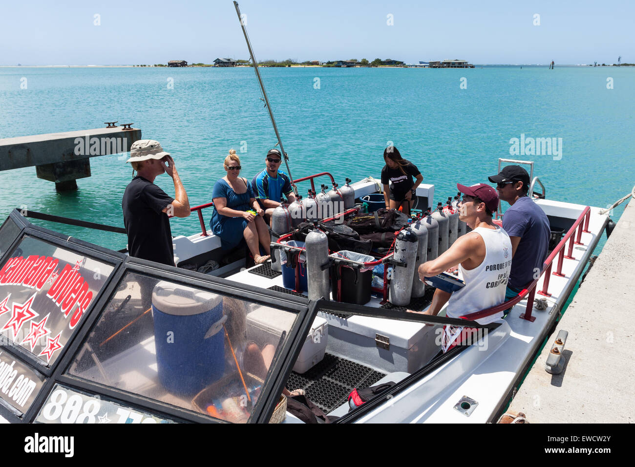 Taucher hören Sie eine Sicherheitseinweisung auf einem Boot vor Position heraus, in der Nähe von Waikiki Beach zu tauchen. Stockfoto