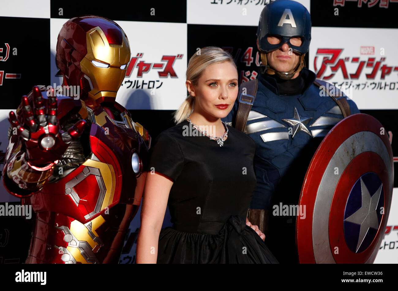 Tokio, Japan. 23. Juni 2015. US-amerikanische Schauspielerin Elizabeth Olsen (C) stellt für Fotografen mit Captain America (R) und Iron Man während der Premierenveranstaltung für den neuen Film "The Avengers: Age of Ultron" in Tokio, Japan, 23. Juni 2015. Der Film wird für die Öffentlichkeit vom 4. Juli in Japan gezeigt. Bildnachweis: Stringer/Xinhua/Alamy Live-Nachrichten Stockfoto