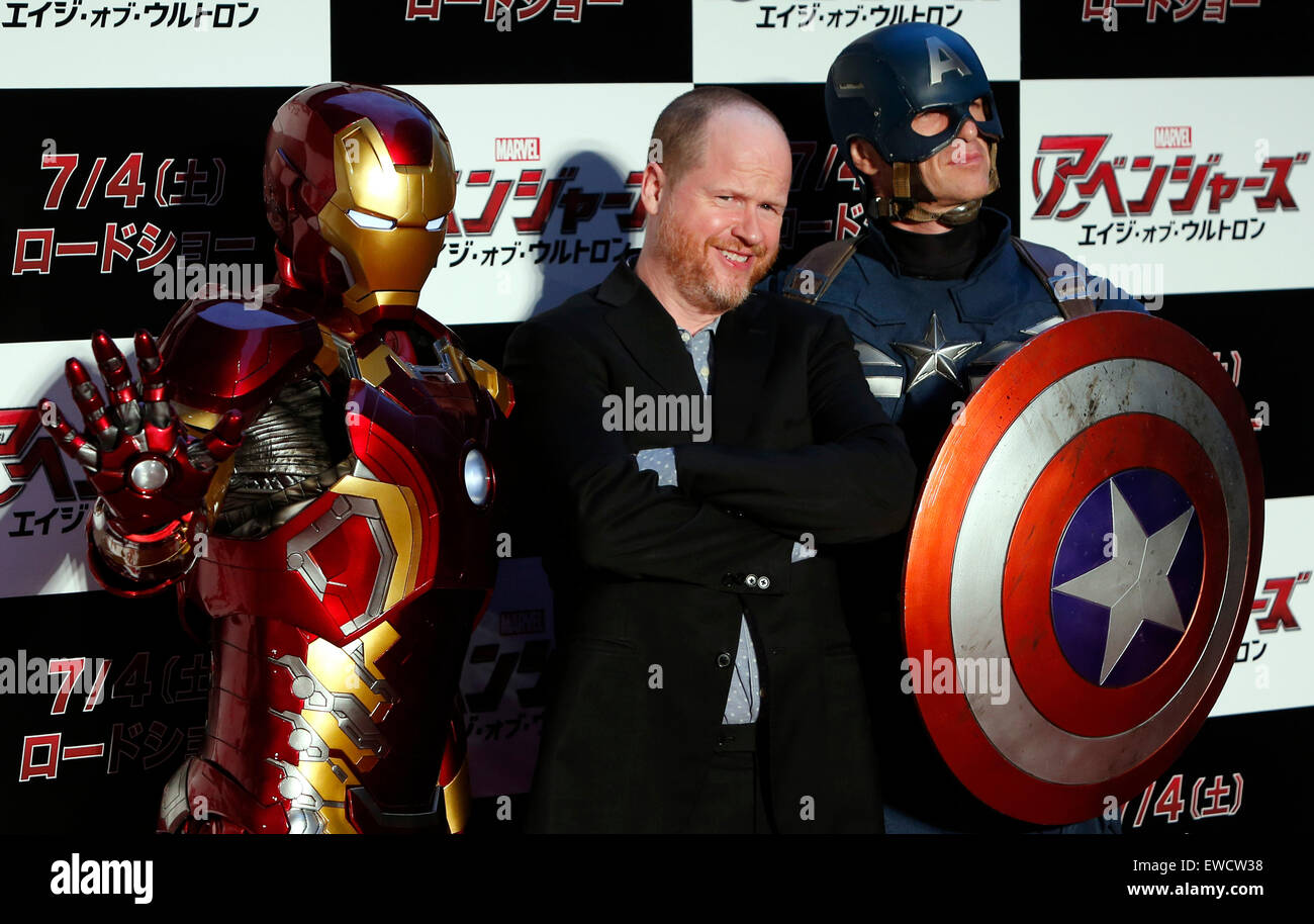 Tokio, Japan. 23. Juni 2015. Director Joss Whedon (C) stellt für Fotografen mit Captain America (R) und Iron Man während der Premierenveranstaltung für seinen neuen Film "The Avengers: Age of Ultron" in Tokio, Japan, 23. Juni 2015. Der Film wird für die Öffentlichkeit vom 4. Juli in Japan gezeigt. Bildnachweis: Stringer/Xinhua/Alamy Live-Nachrichten Stockfoto