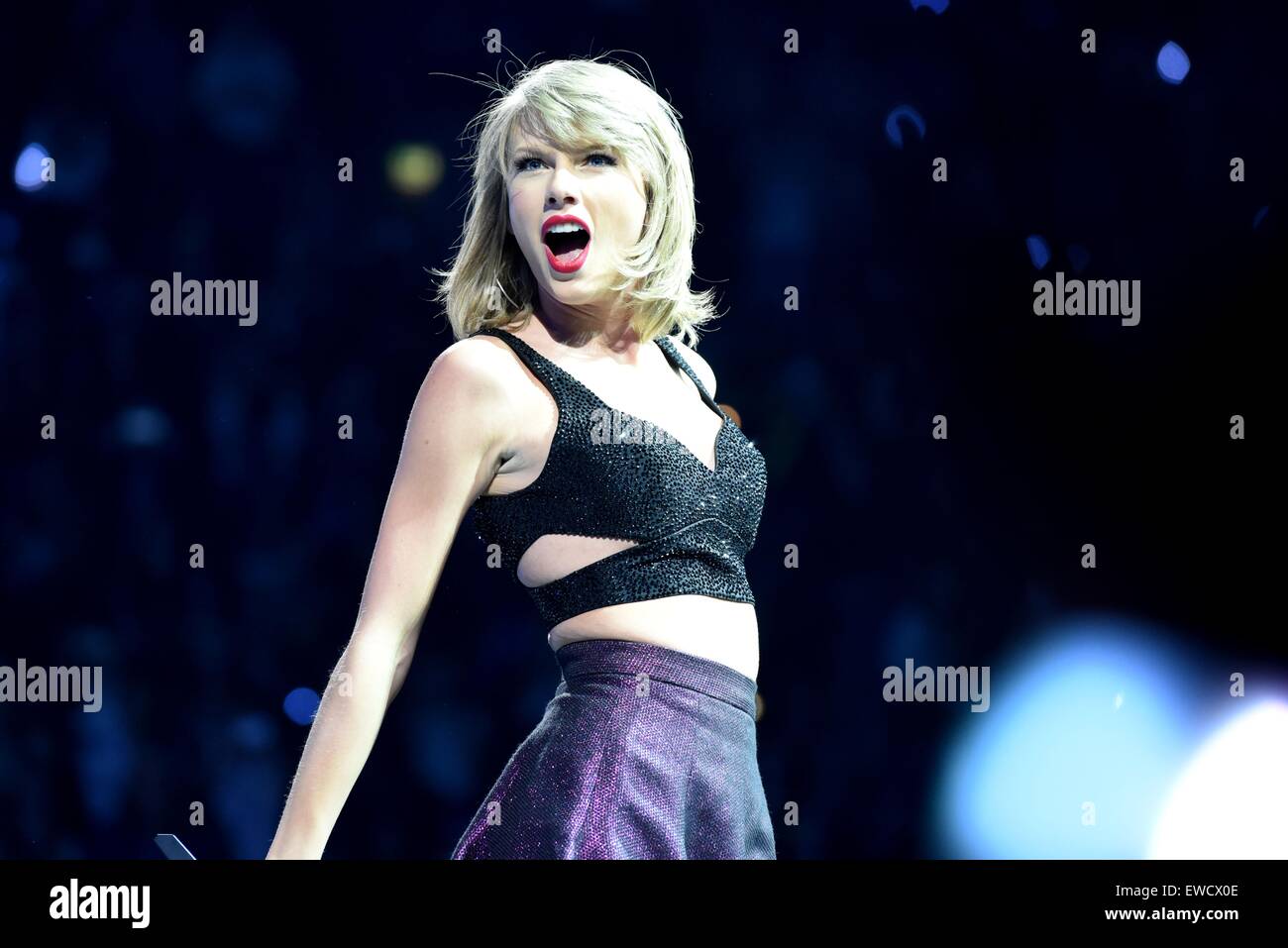 Köln, Deutschland. 19. Juni 2015. US-Sängerin Taylor Swift führt auf der Bühne in Köln, Deutschland, 19. Juni 2015. Foto: JAN KNOFF/Dpa - NO-Draht-SERVICE-/ Dpa/Alamy Live News Stockfoto