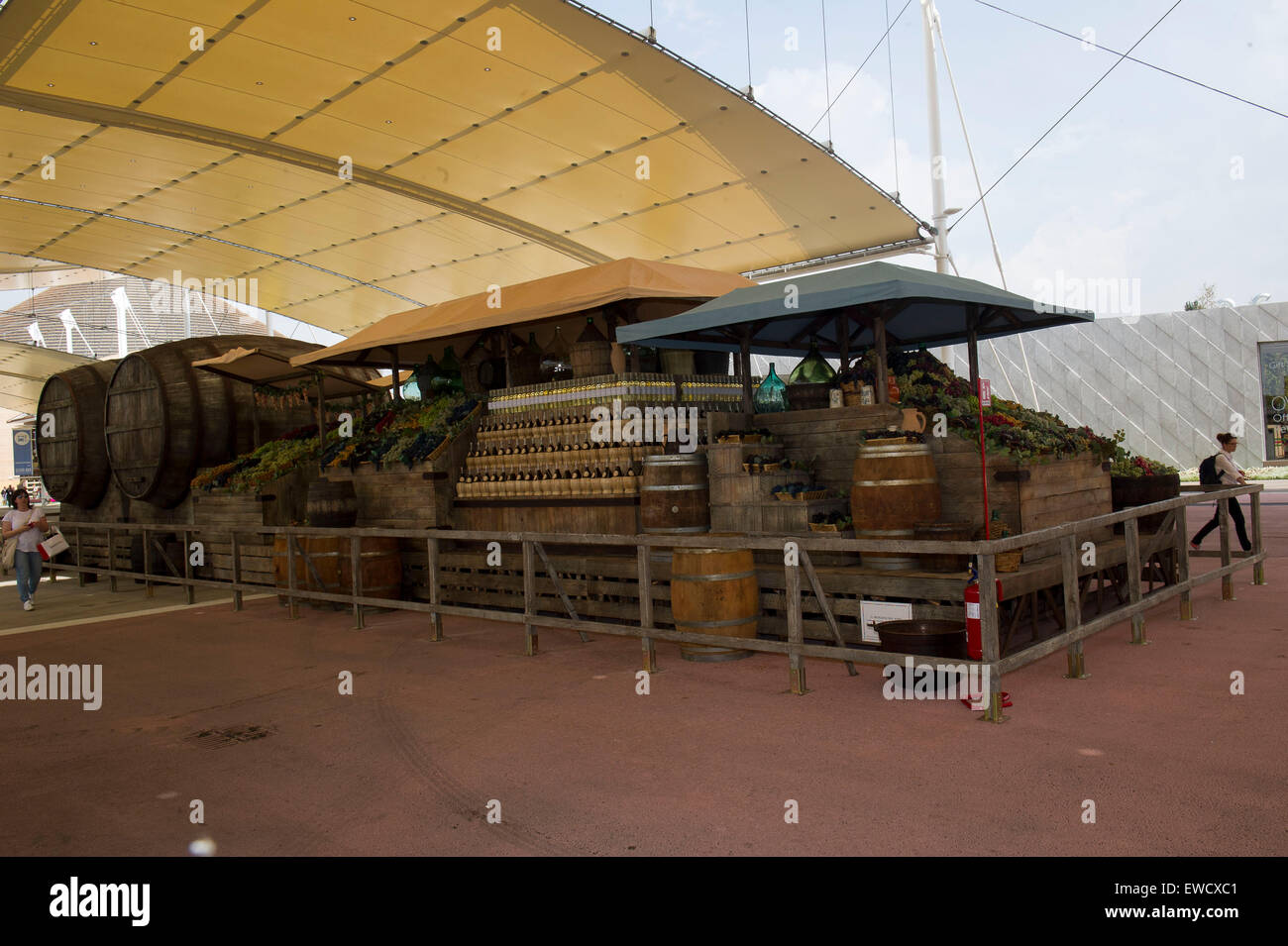 Italien - Mailand - Exp 2015 - Design von Dante Ferretti, 3 Oscars. Erfolge „der Markt“. Im Bild: Der Weinmarkt Stockfoto