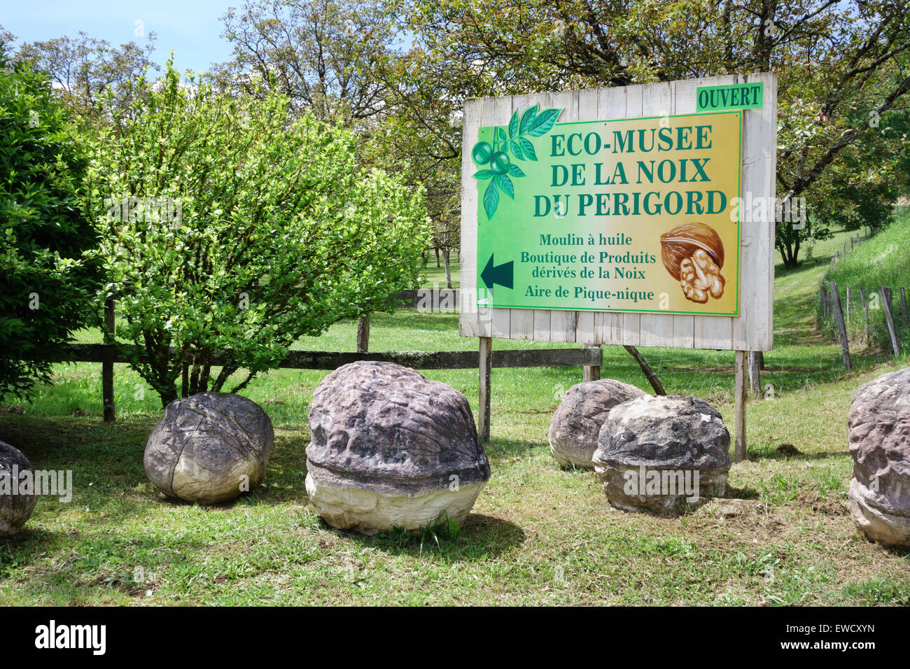 Eingang zum Freilichtmuseum und Perigord Nussbaum Mühle und Bauernhof, Aiguevive in der Nähe von Castelnaud la Chapelle, Dordogne, Frankreich Stockfoto