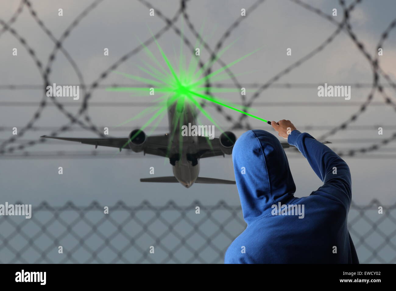 Ein Start-Flugzeug mit einem Laserpointer geblendet Stockfoto