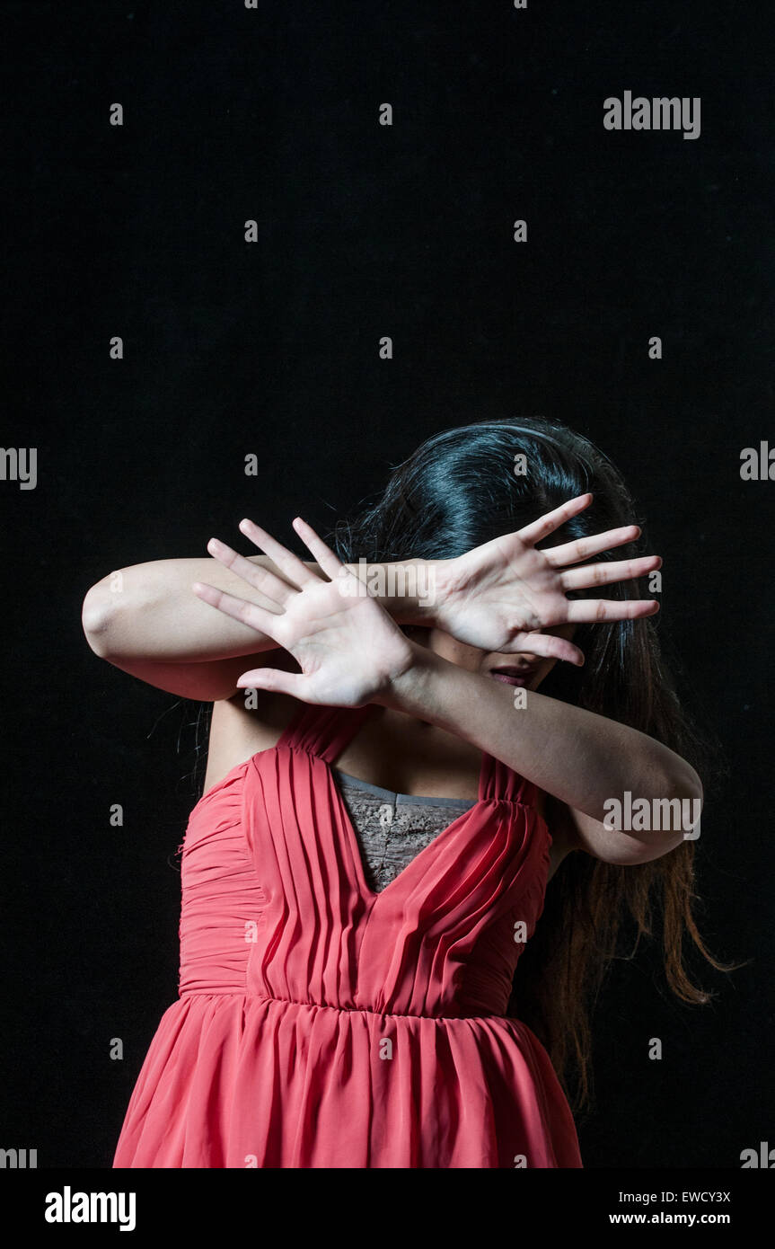 Angst vor Frau in Gefahr versteckt Gesicht mit Händen Stockfoto