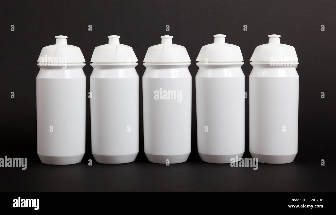 Weiße Wasserflaschen auf schwarzem Hintergrund isoliert Stockfoto