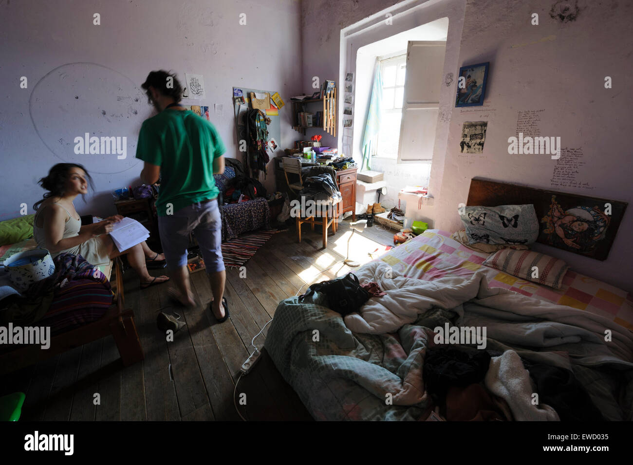 Zwei Jugendliche in einem chaotischen Schlafzimmer Stockfoto