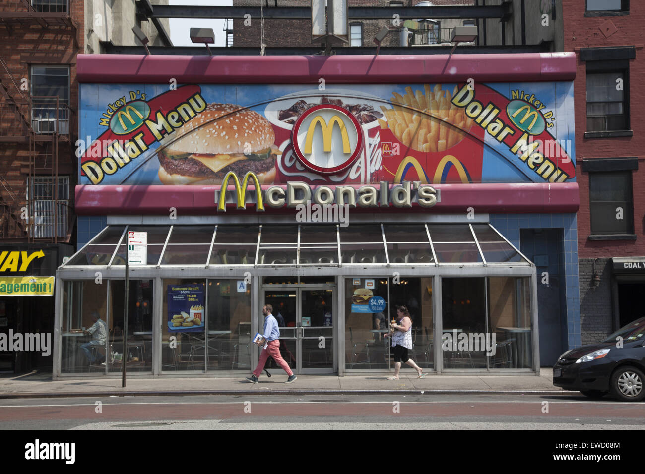 Zu Fuß entlang der 1st Avenue übergeben eine alte McDonald's im East Village, Manhattan, New York City. Stockfoto