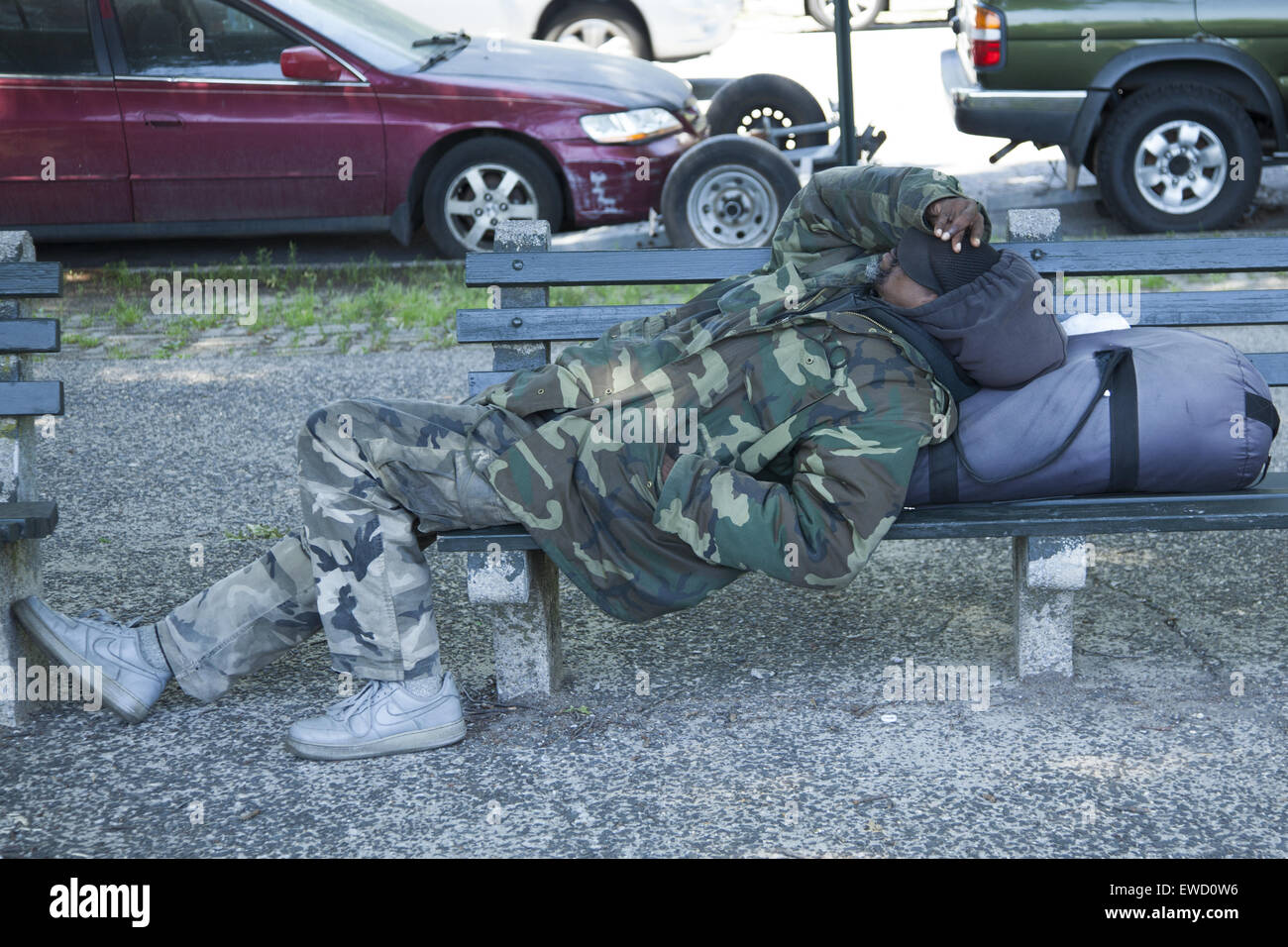 Mann in Armee Camouflage uniform gekleidet schläft auf einer Bank Prospect Park, Brooklyn, NY. Stockfoto