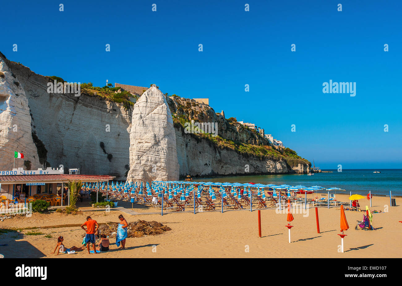 Italien Apulien Gragano Vieste Felsen Pizzomunno und Strand Stockfoto