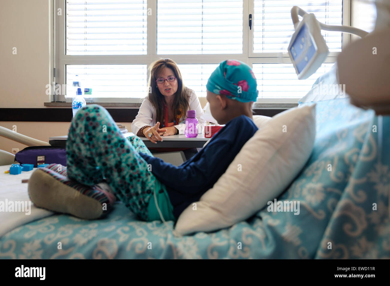 Arzt neben jungen Patientenbett in pädiatrischen Spitalabteilung Stockfoto
