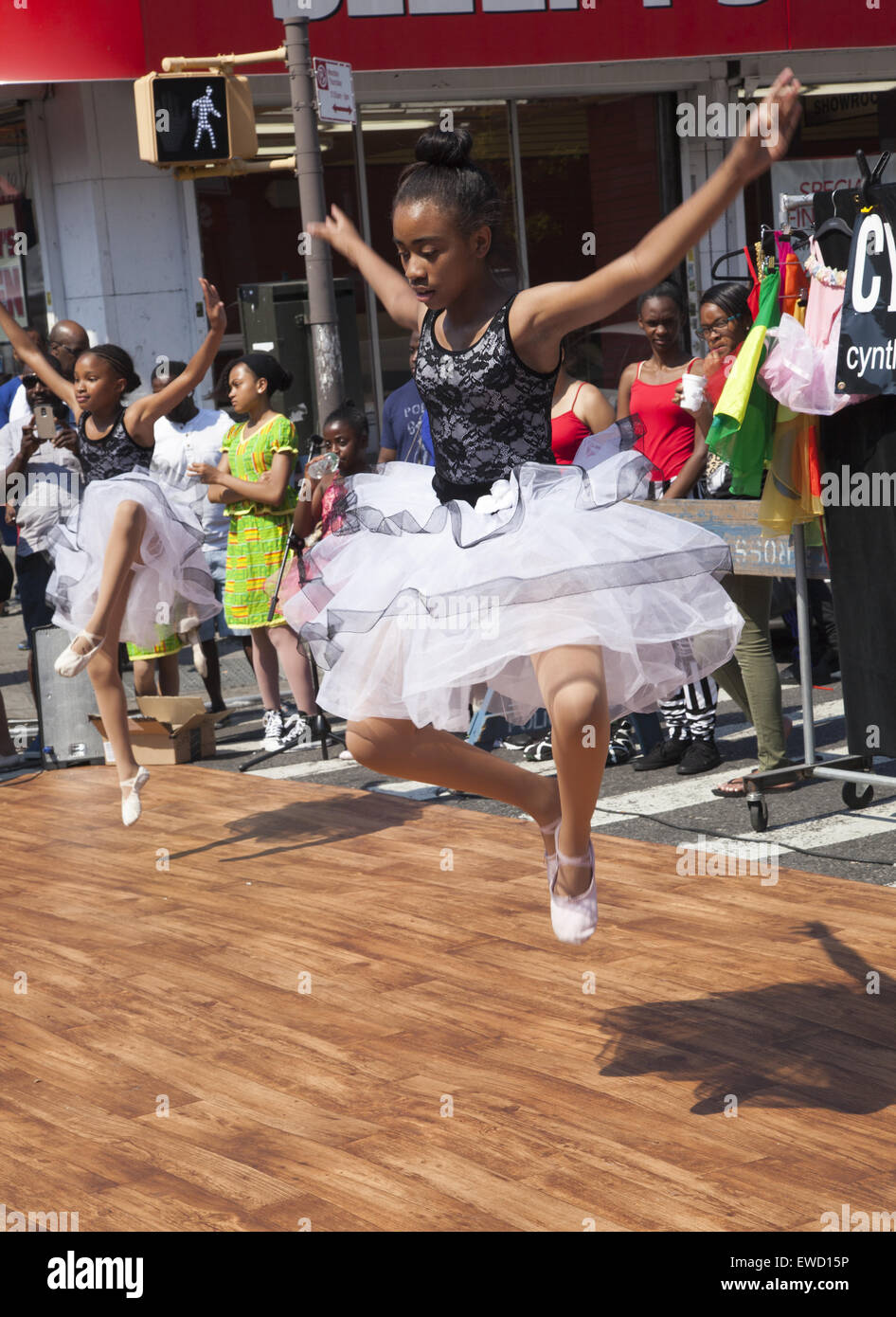 Junge Damen führen in die Flatbush Avenue Street Festival von einer lokalen Tanzschule in Brooklyn, New York. Stockfoto