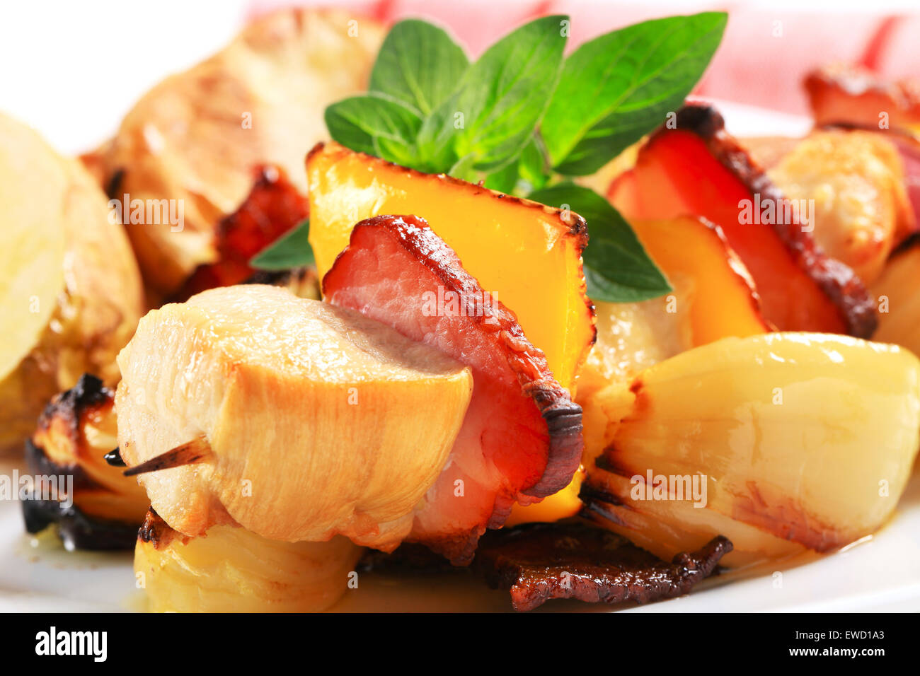 Huhn Schaschlik mit Bratkartoffeln Stockfoto