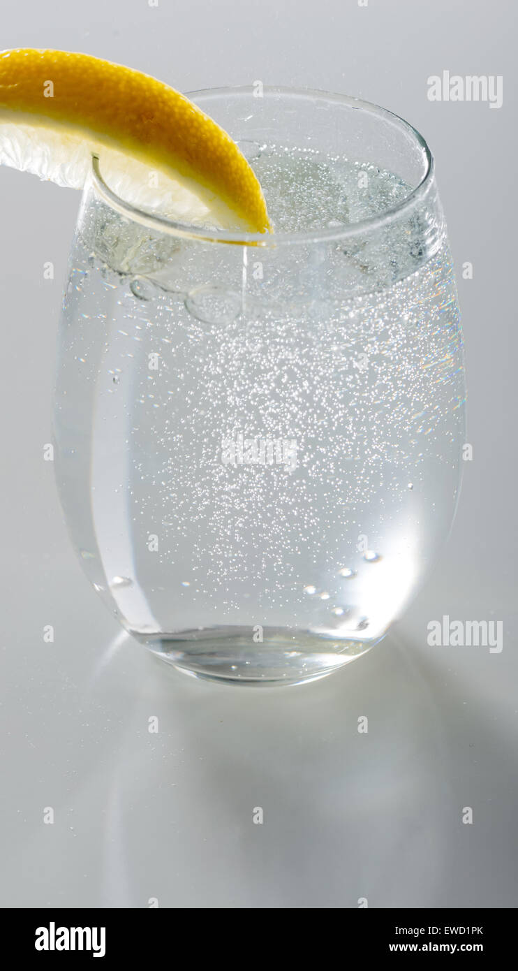 Mineralwasser im Glas mit Zitrone Stockfoto