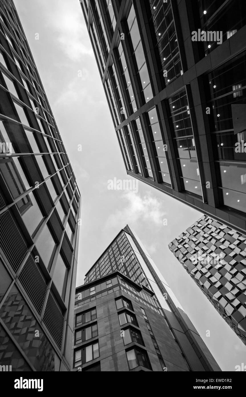 Nach oben auf Gebäuden in der Stadt von Sheffield, South Yorkshire England UK Stockfoto