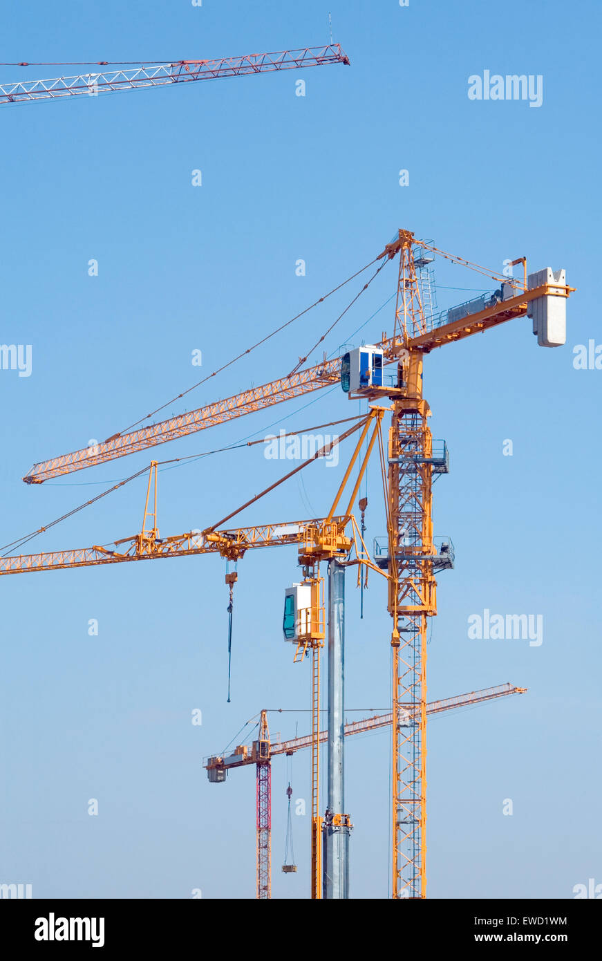 Baukräne auf der Baustelle Stockfoto