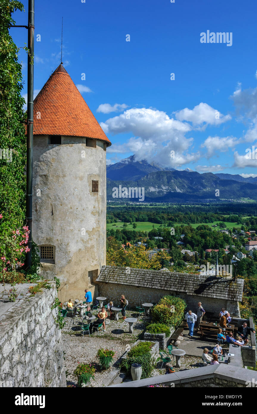Blick vom Dachcafé der Burg Bled auf die Kurstadt Bled. Oberkrainisches Gebiet im Nordwesten Sloweniens Stockfoto