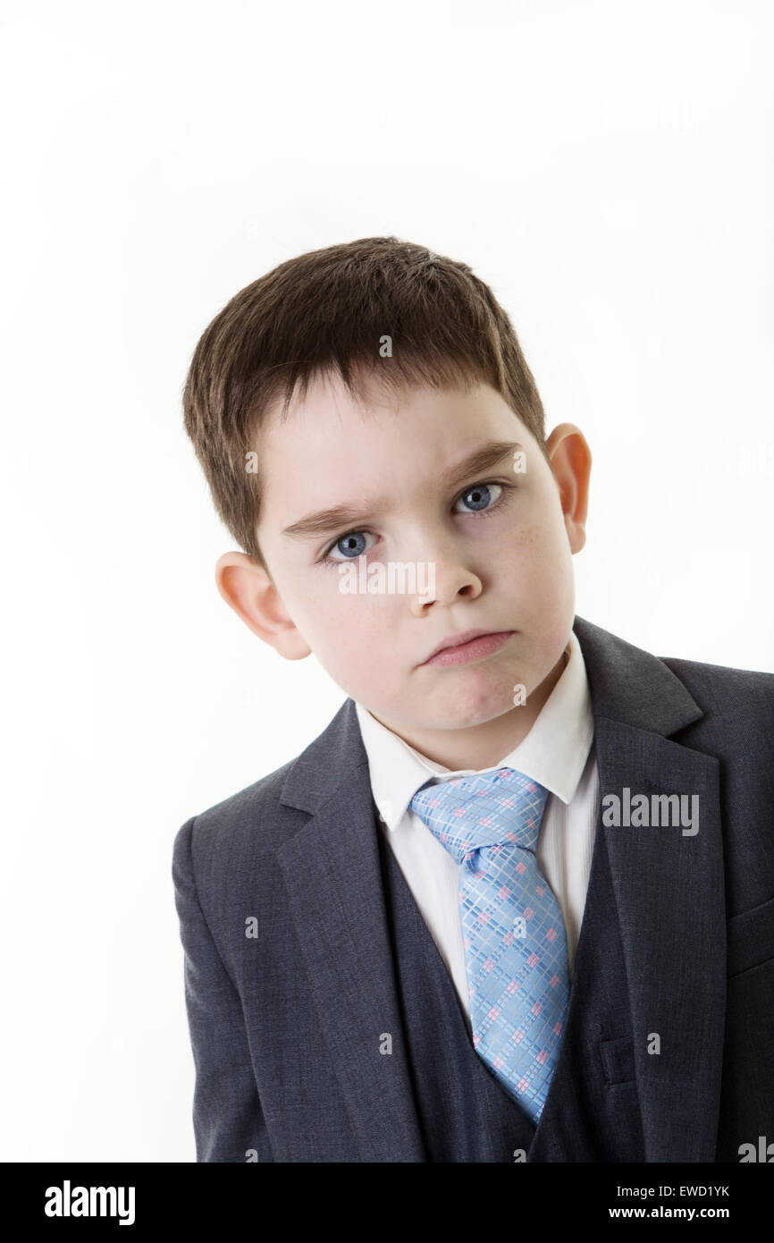 kleiner Junge gekleidet wie ein Geschäftsmann im Anzug suchen sehr unglücklich Stockfoto