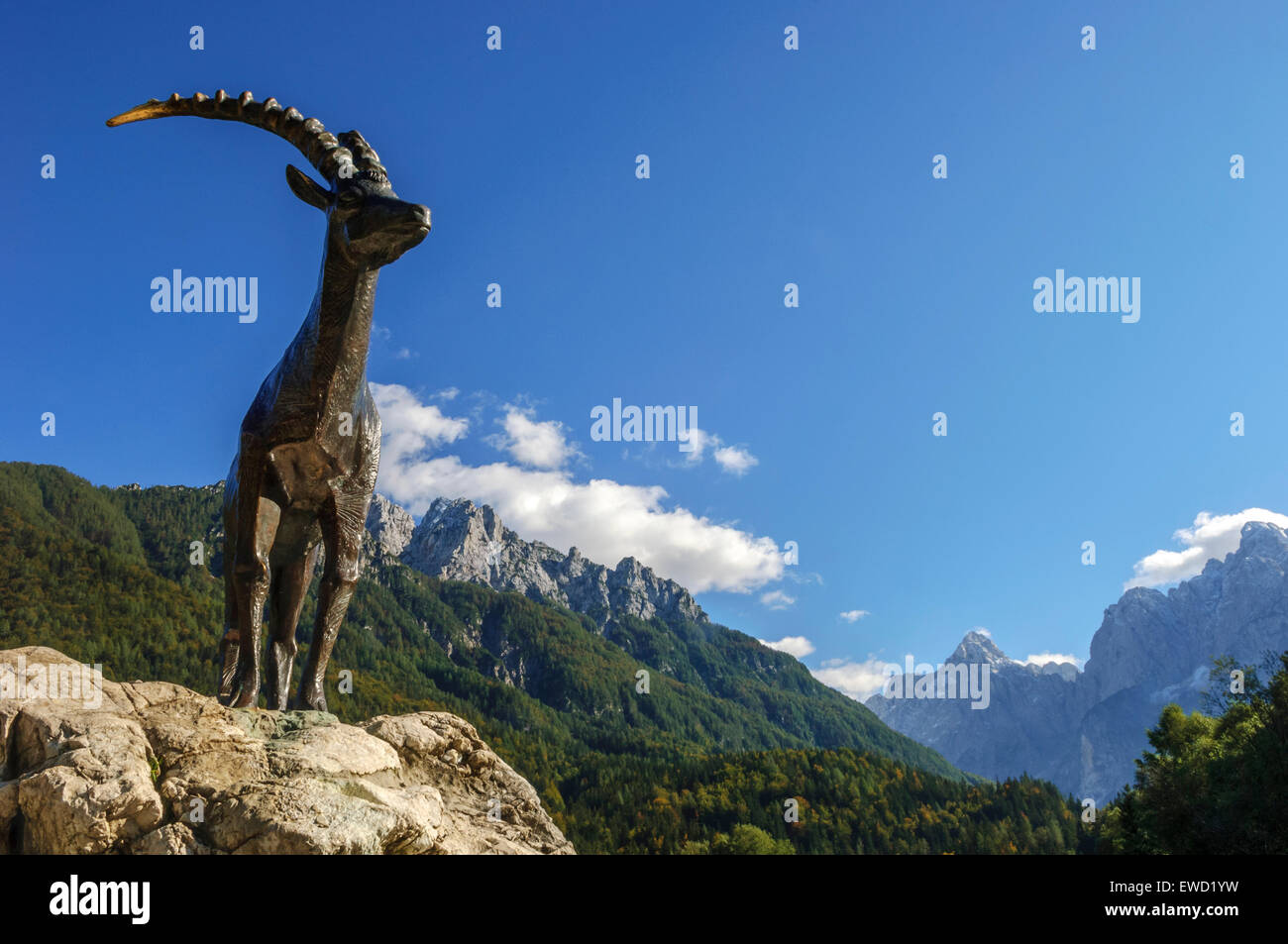 Statue von einem Zlatorog (Goldenes Horn) am See Jasna. Kranjska Gora. Slowenien Stockfoto