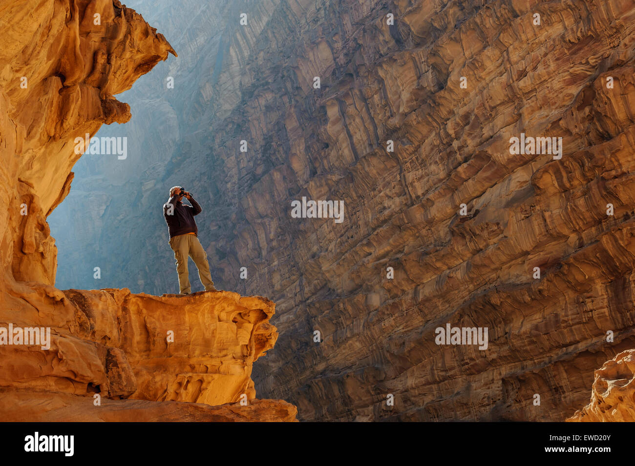 Ein lokaler Führer genießt die Aussicht im Wadi Rum (das Tal des Mondes), Jordanien, Naher Osten Stockfoto