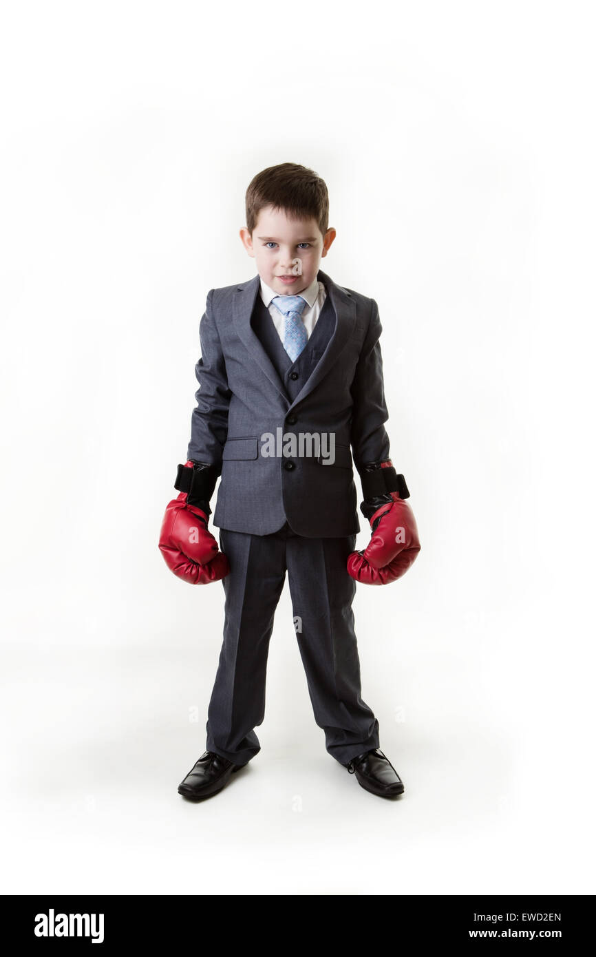 kleiner Junge verkleidet als Unternehmer tragen Boxhandschuhe Stockfoto