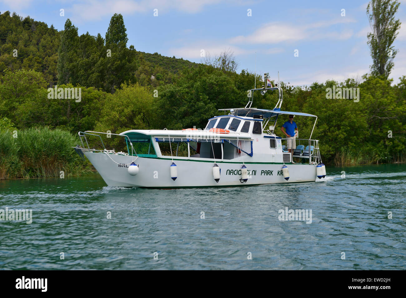 Ausflugsschiff auf See Visovac für Überführung Touristen zum Kloster Visovac im Krka-Nationalpark an der dalmatinischen Küste von Kroatien Stockfoto