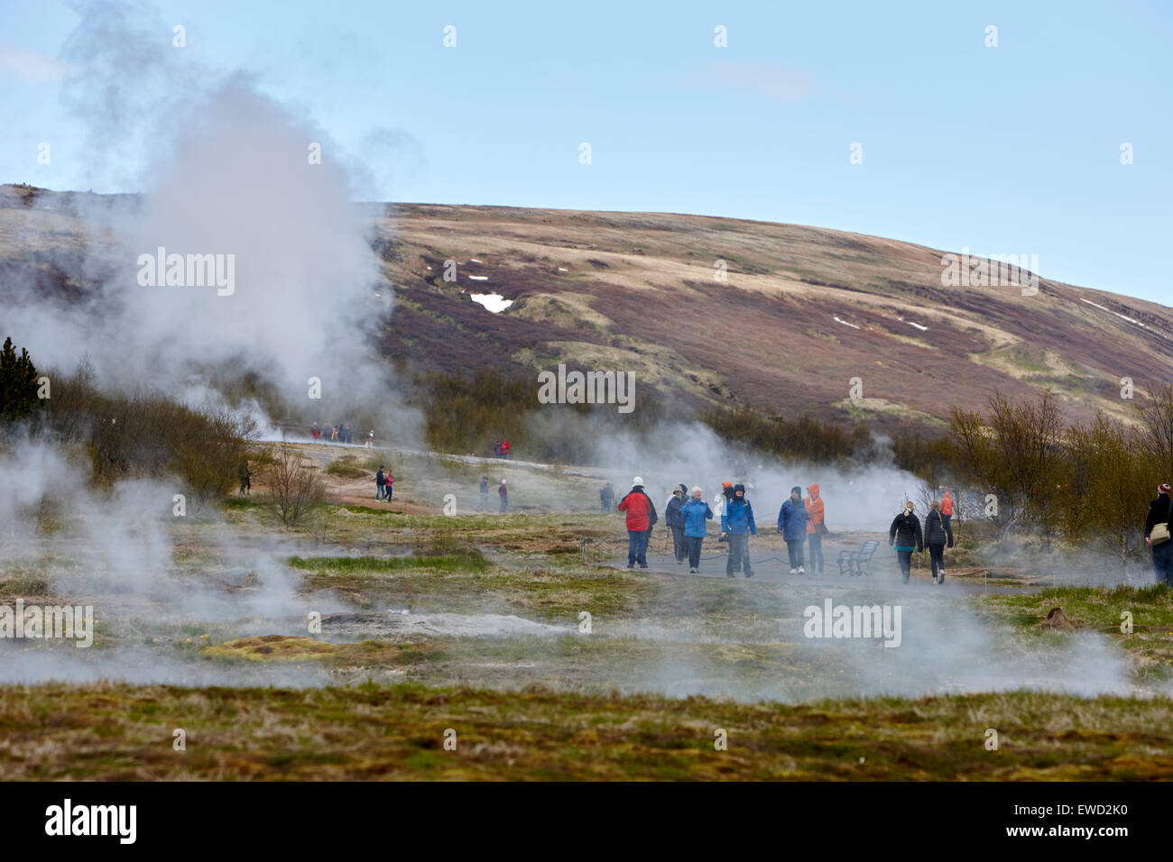 Touristen besuchen Geysir geothermische Geysir Island Stockfoto
