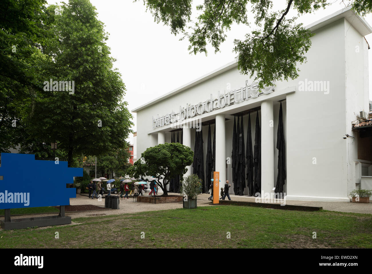 Die wichtigsten Pavillon auf der Biennale 2015, "Die Welt Futures." Blues, Blut, Prellung. Stockfoto