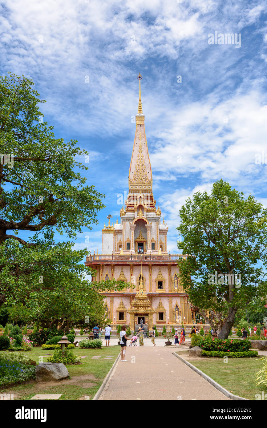 PHUKET, THAILAND - 28. April 2015: Touristen in Wat Chalong oder Wat Chaitararam Tempel, berühmte Sehenswürdigkeiten besuchen Stockfoto