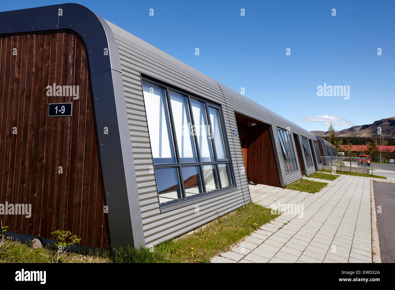 moderne Eco freundliche Erdbeben Beweis einstöckigen Häuser in der Entwicklung von unterirdischen Thermalquellen bei Hveragerdi Island erwärmt Stockfoto
