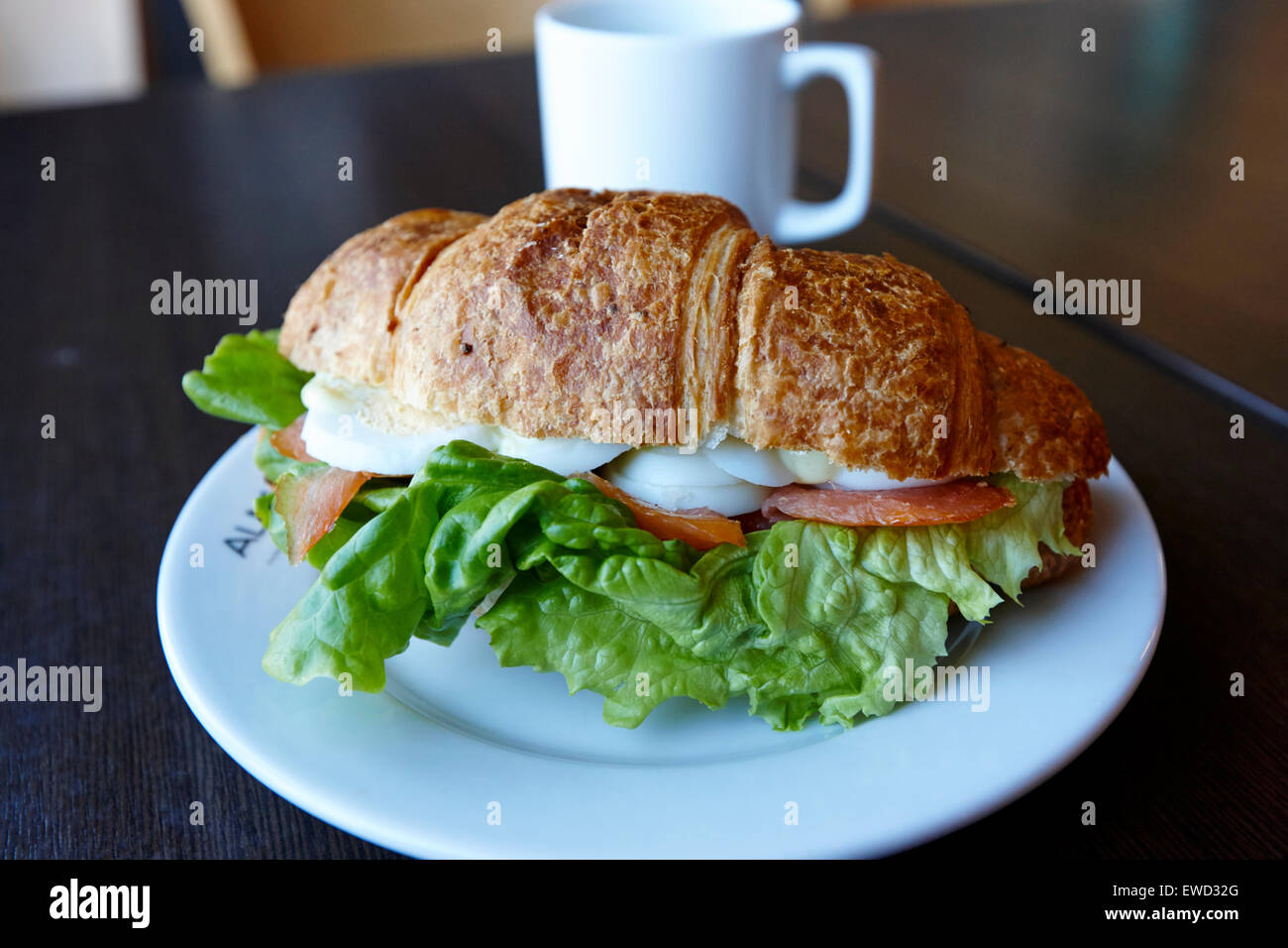 Traditionelle isländische Sandwich-Füllung Lachs Ei und Salat im Café in Island Stockfoto