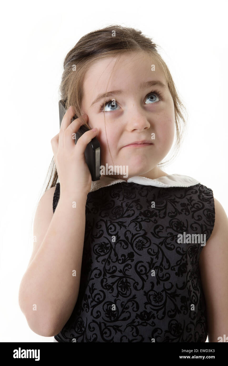 junges Mädchen vorgibt Shes ein Geschäft Arbeiter auf dem Handy anrufen Stockfoto