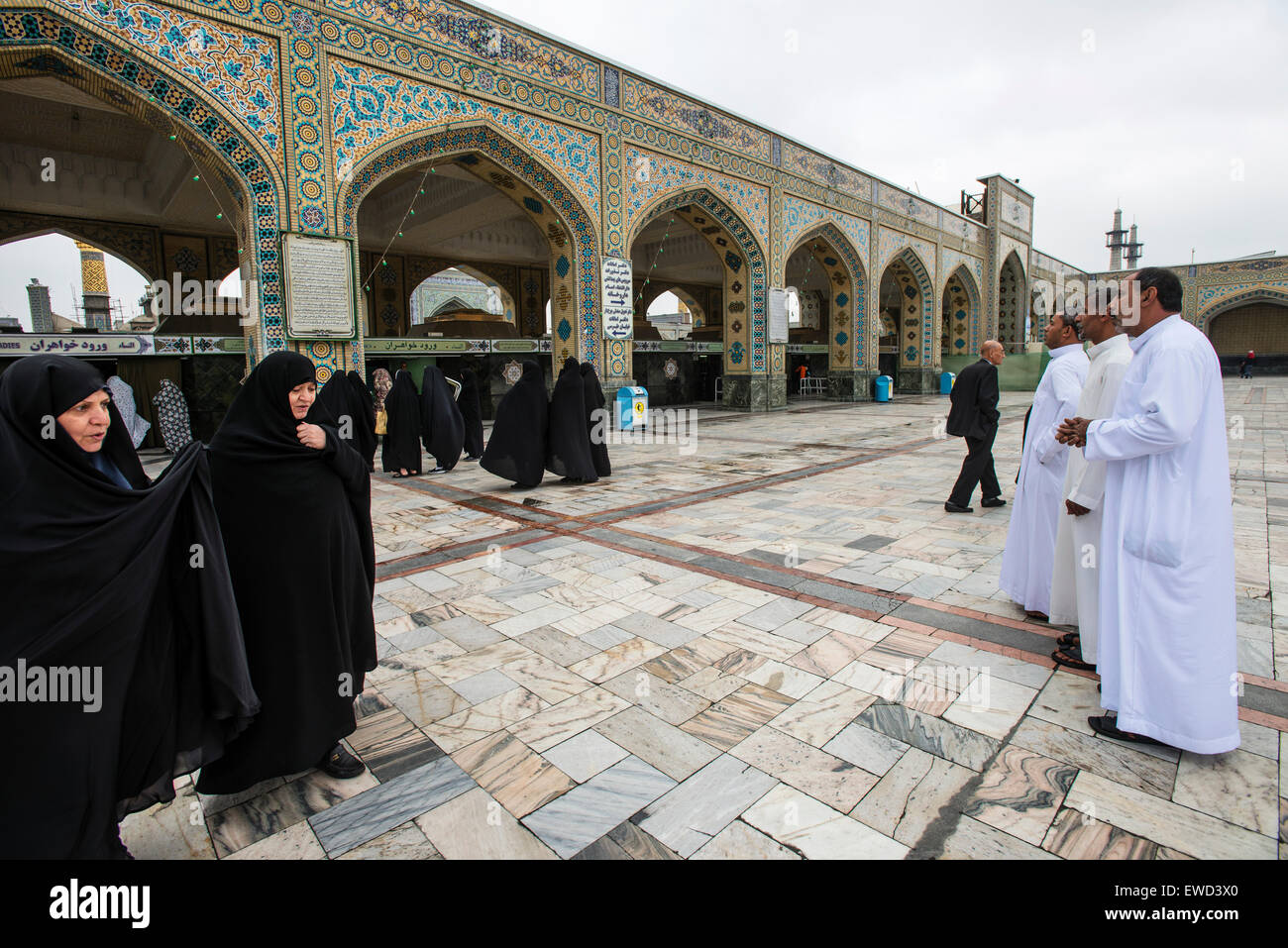 Pilger in Imam Reza Schrein, Mausoleum der achte Imam der Schiiten, Mashhed, Iran Stockfoto