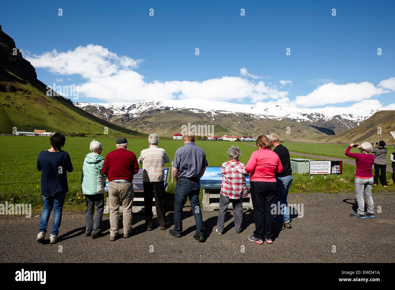 Touristen fotografieren und lesen Sie Informationen auf dem Bauernhof der Familie Thorvaldseyri unter Eyjafjallajökull Island Stockfoto