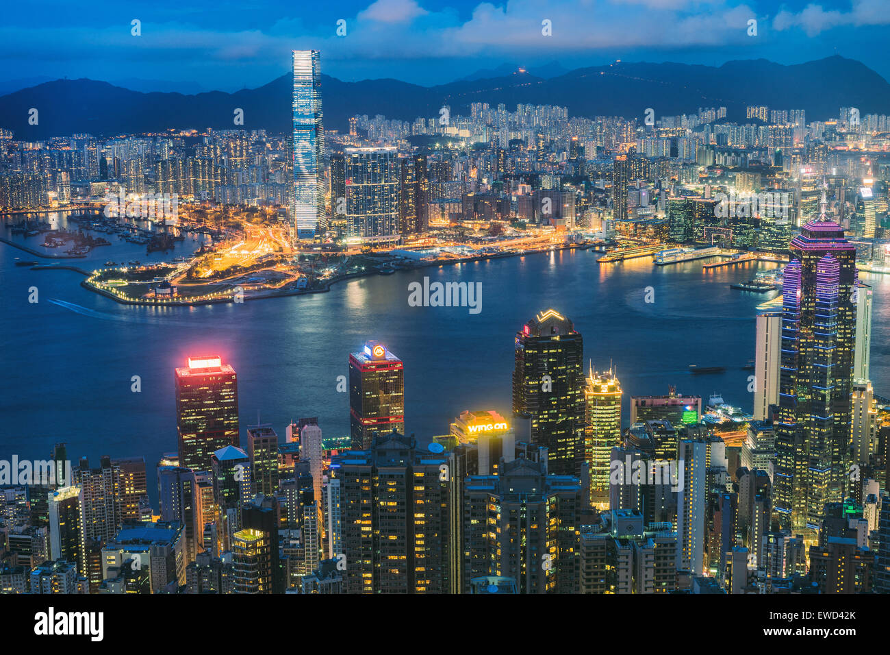 Panoramablick über den Victoria harbour Hong Kong Skyline vom Gipfel. Stockfoto