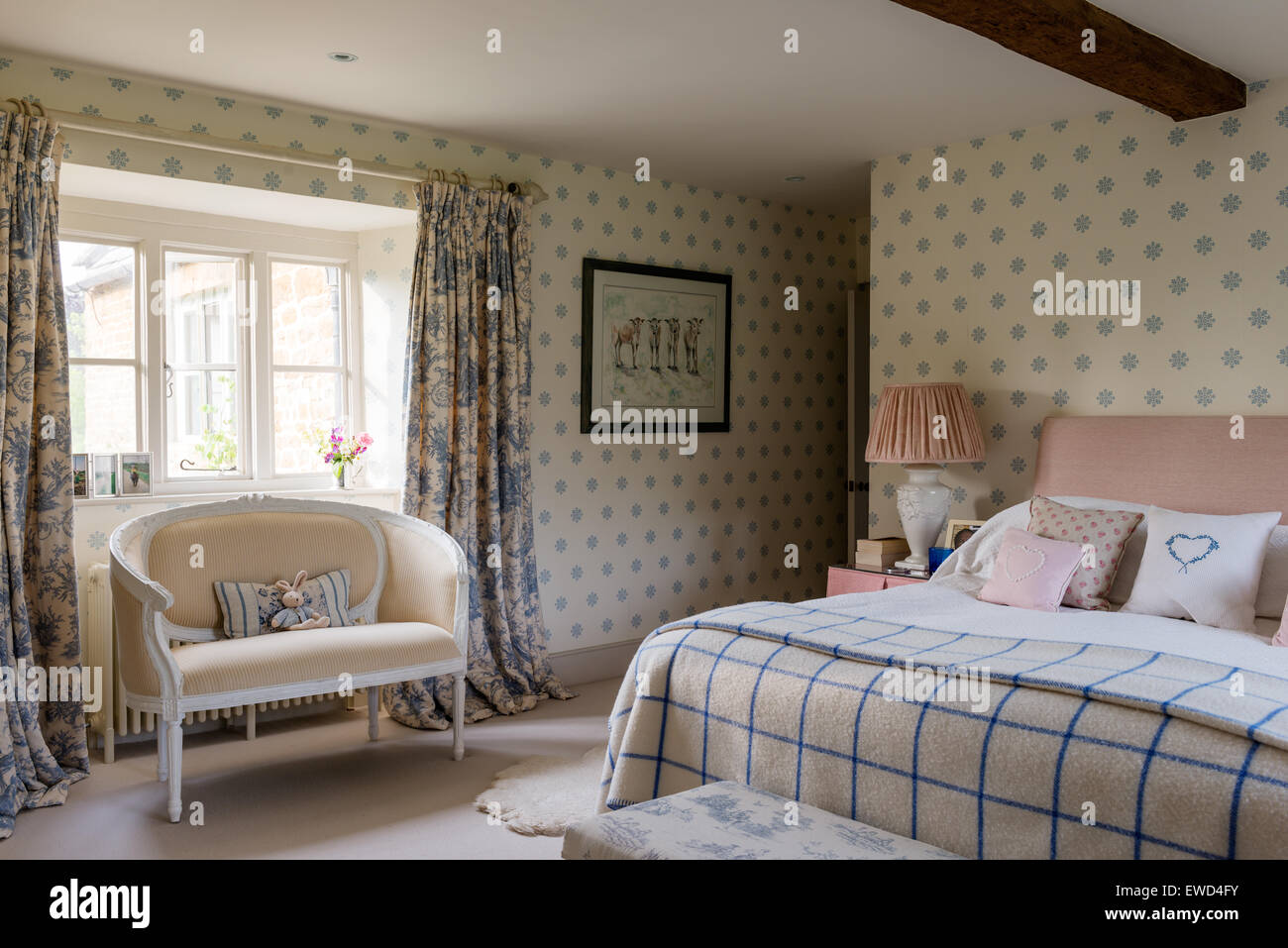Kate Forman French style Stoffe im Gästeschlafzimmer mit gemusterten Tapeten und Sofa Stockfoto
