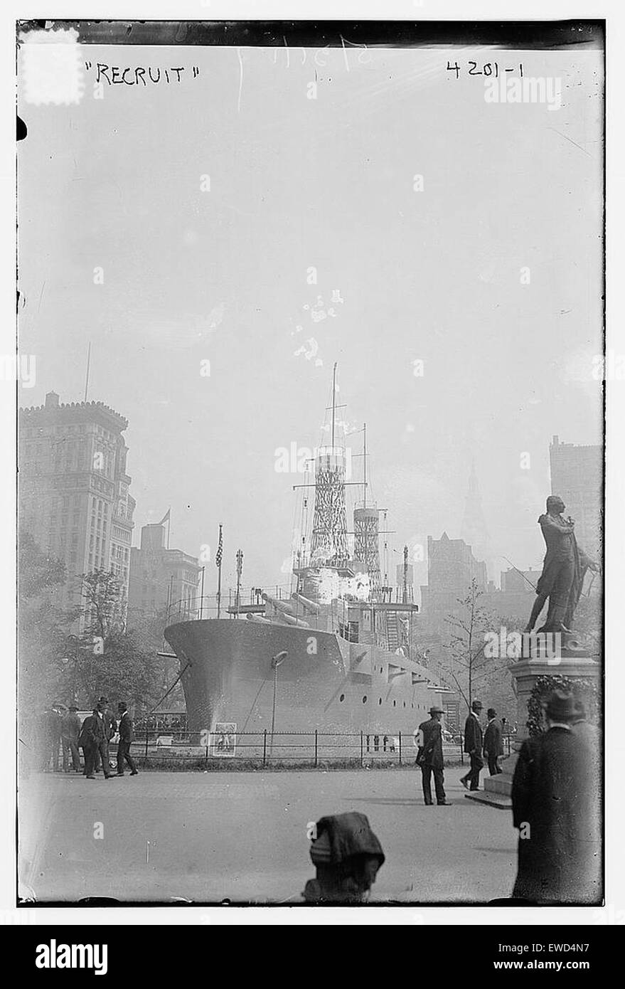 Dieses Bild mit dem Titel „RECRUIT“ stellt eine Darstellung von Individuen dar, die bei der militärischen Rekrutierung tätig sind. Sie symbolisiert den Prozess des Zusammenschlusses mit den Streitkräften und das Engagement für den nationalen Dienst und spiegelt die Bedeutung der Rekrutierung in der Militärgeschichte wider. Stockfoto