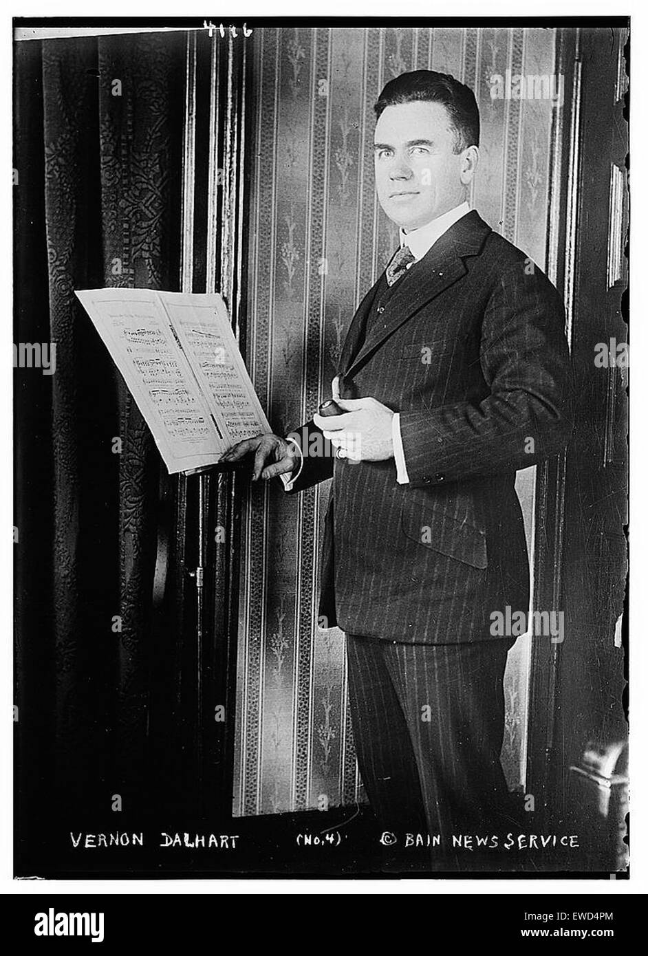 Vernon Dalhart war ein US-amerikanischer Country-Sänger und -Schauspieler, der für seine einflussreiche Rolle in der frühen Country-Musik bekannt war. Seine Karriere erstreckte sich über die 1920er und 1930er Jahre und er wurde einer der ersten Country-Musiker, der mit Hits wie The Prisoner's Song nationale Popularität erlangte. Stockfoto