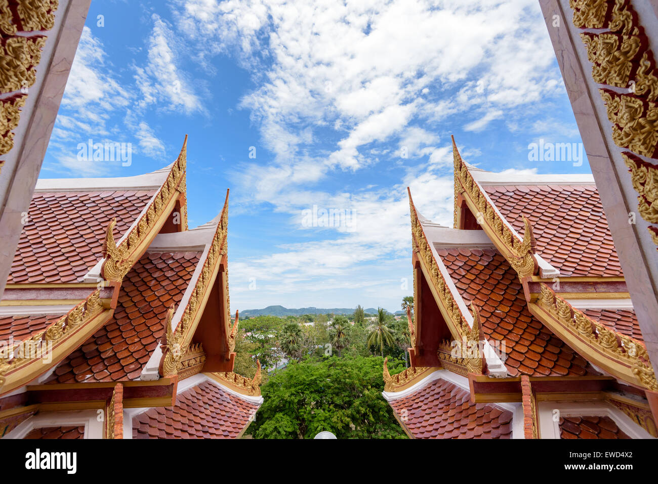 Thai-Stil alten Dach und Himmel im Tempel, Thailand Stockfoto