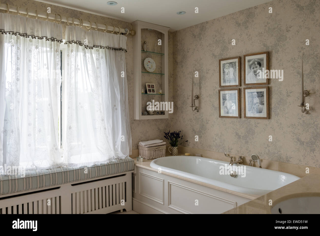 Verblasst graue Rose Wallpaper von Kate Forman im Badezimmer mit Gardinen aus Chelsea Textilien Stockfoto