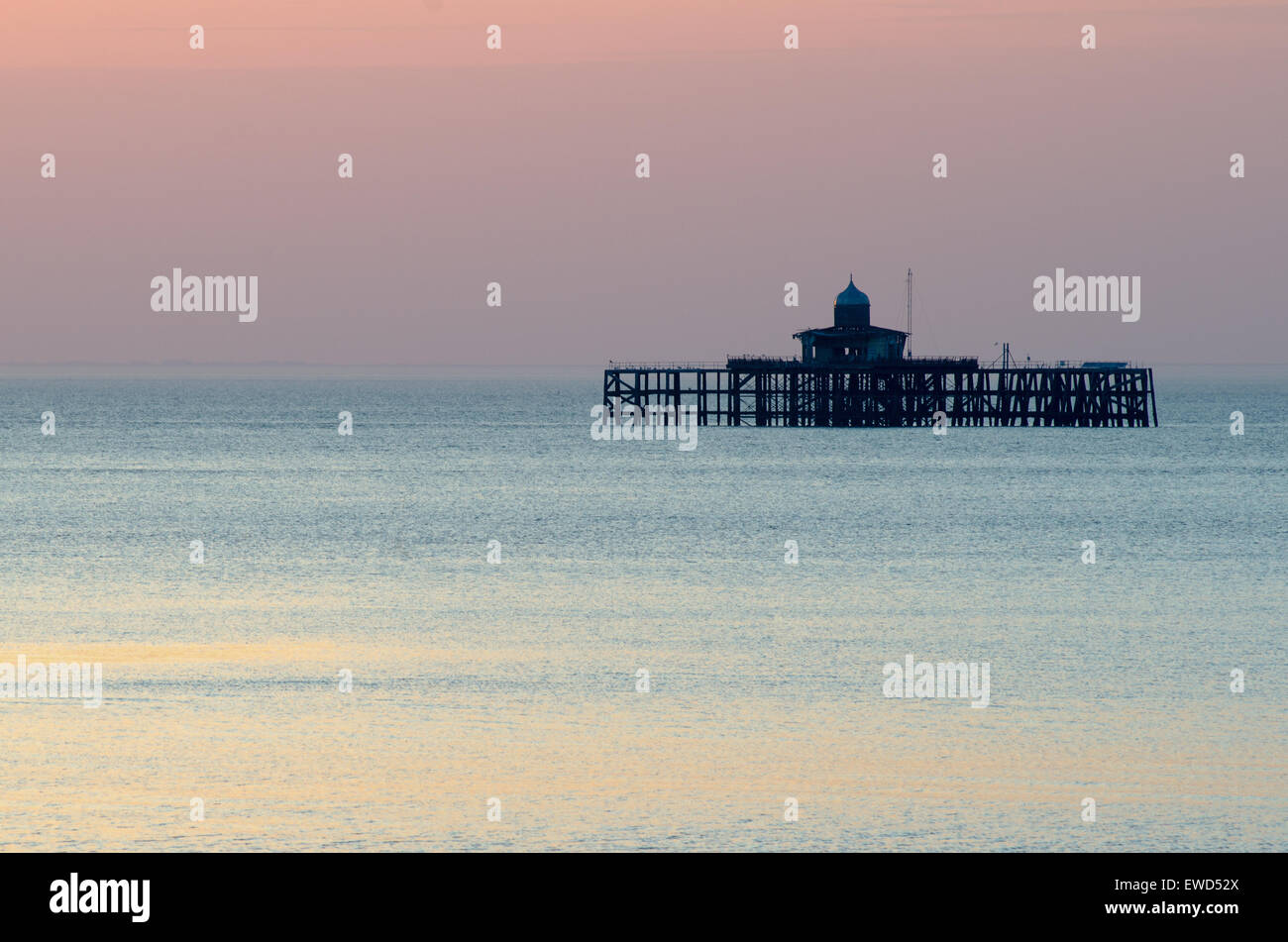 Sonnenuntergang in Herne Bay, Kent, England zeigen die verlassenen Pierhead. Stockfoto