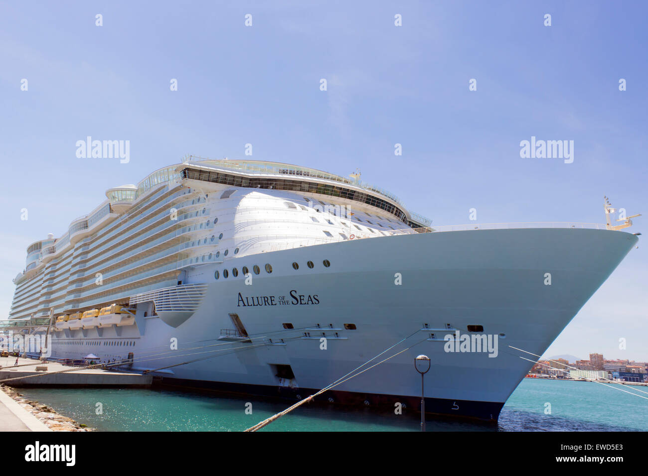 MS Allure of the Seas im Hafen von Málaga, Spanien, 29. April 2015. Stockfoto