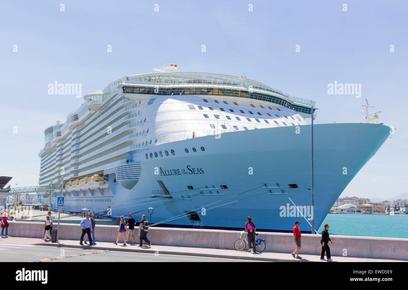 MS Allure of the Seas im Hafen von Málaga, Spanien, 29. April 2015. Stockfoto
