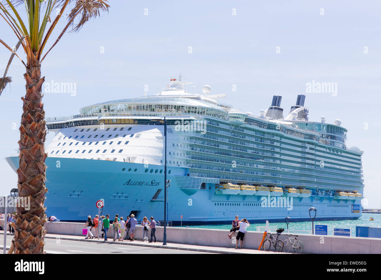 MS Allure of the Seas im Hafen von Málaga, Spanien, 29. April 2015. Stockfoto