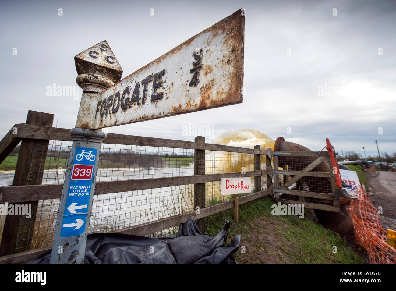 Pumpen Wasser aus den überfluteten Somerset Ebenen in Fluß Parrett in der Nähe von Moor- und Fordgate bei Hochwasser schieben Stockfoto