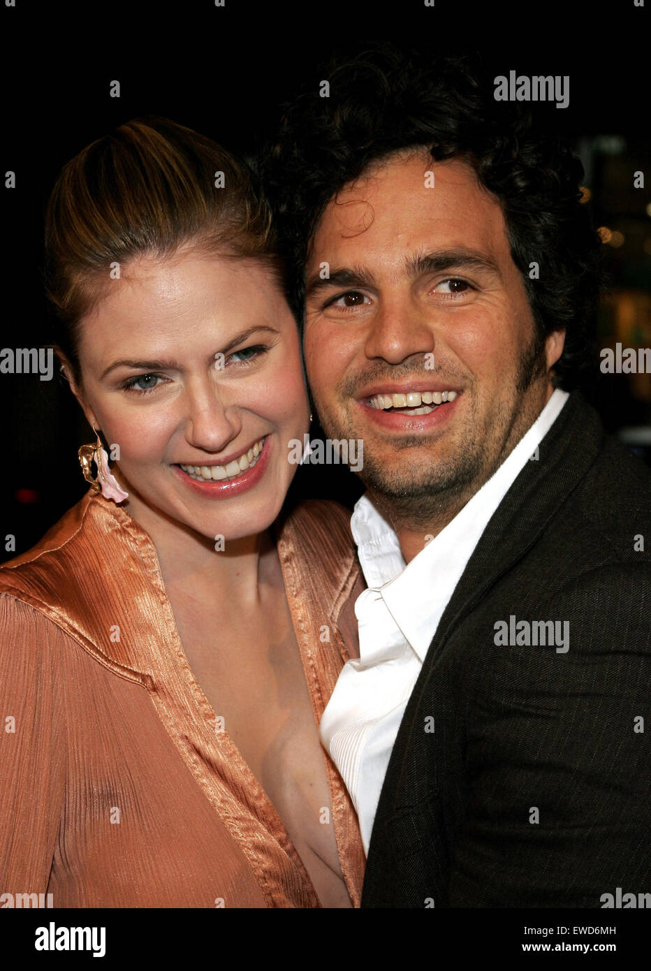 Sunrise Coigney und Mark Ruffalo besuchen die Weltpremiere von "Gerücht hat es" in der Graumans Chinese Theatre in Hollywood statt. Stockfoto