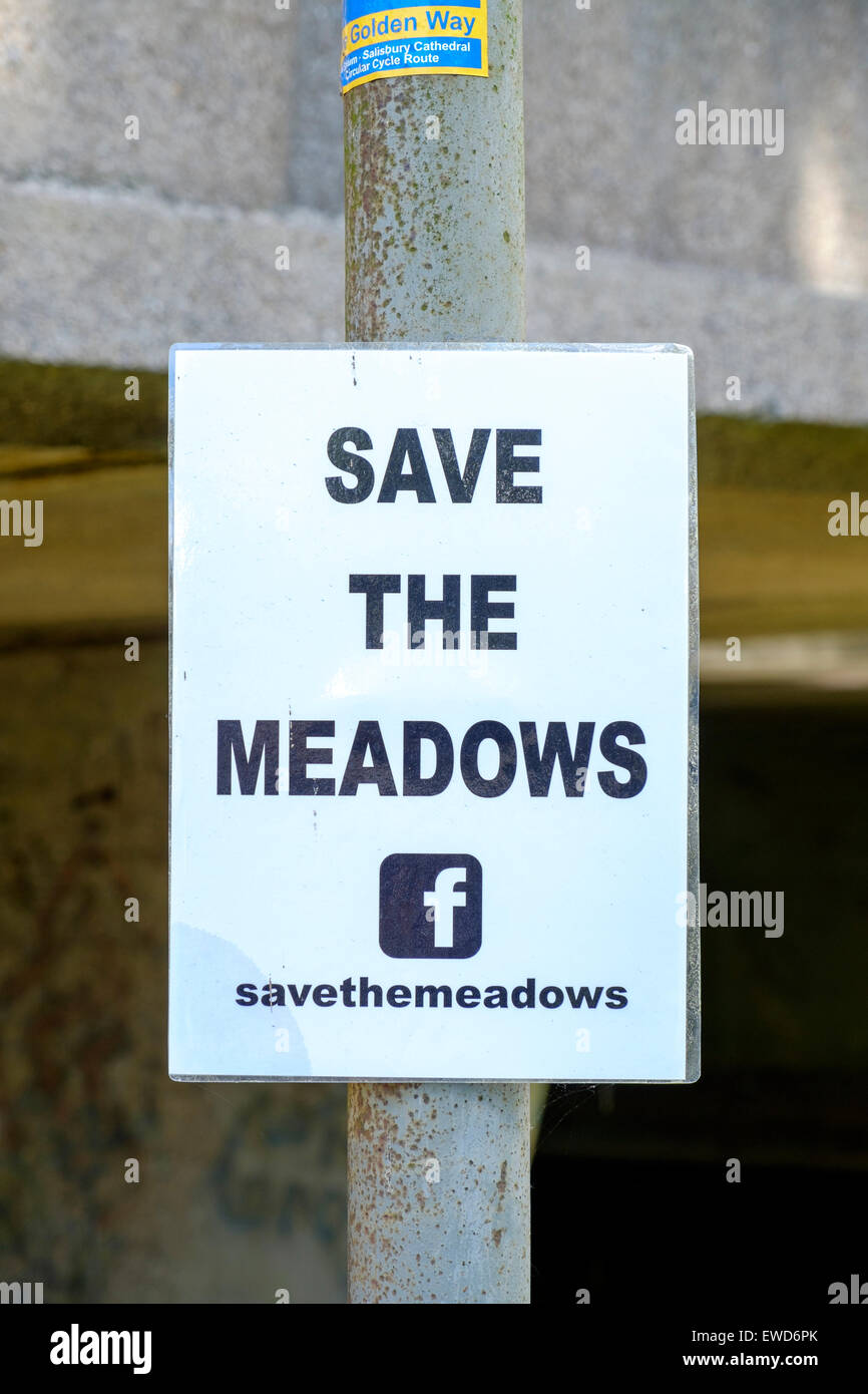 Speichern Sie die Wiesen Flieger Wahlplakat mit Metallpfosten mit Facebook-f-Symbol und Benutzer Name verbunden Stockfoto