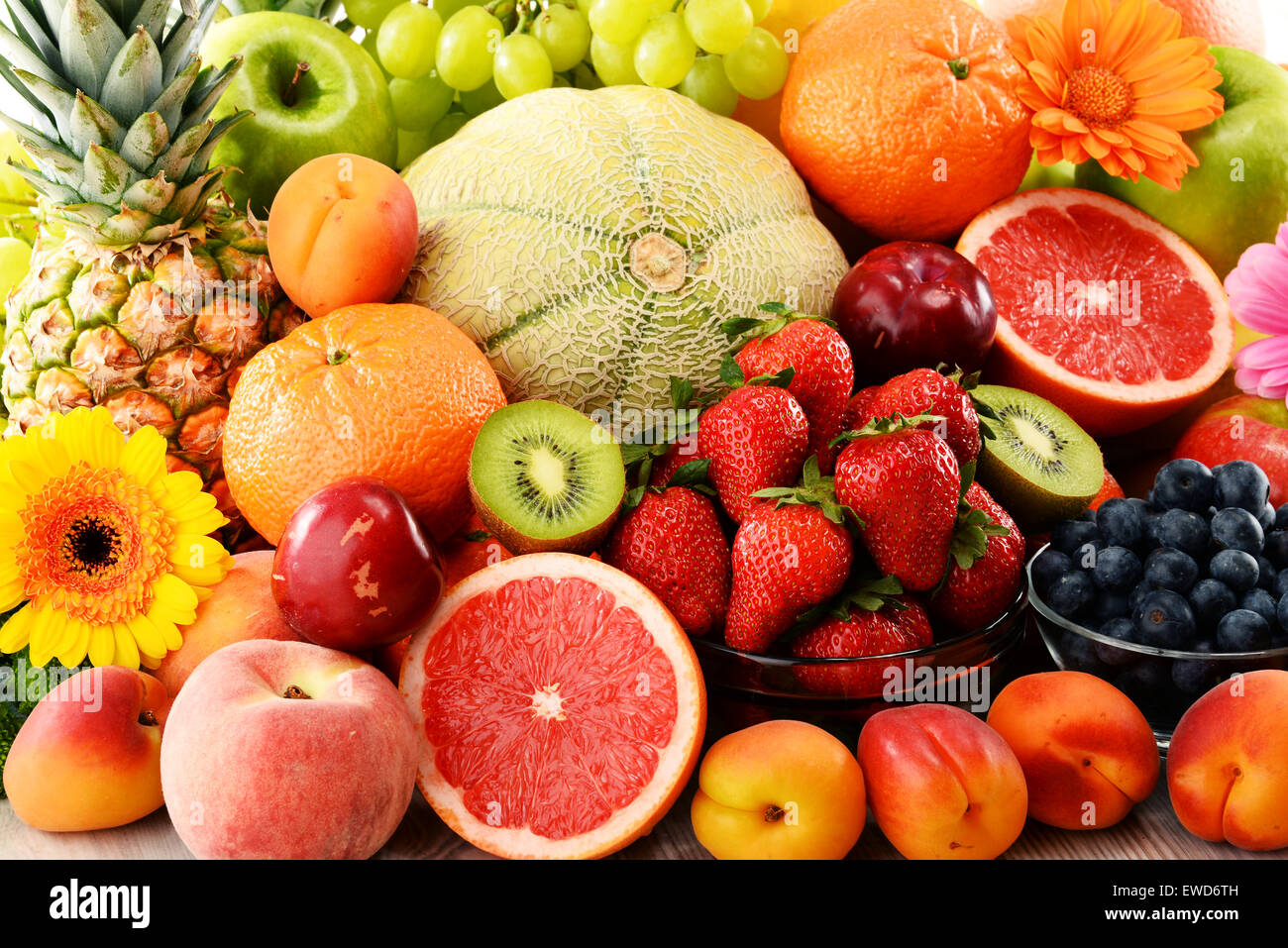 Komposition mit verschiedenen Früchten. Stockfoto